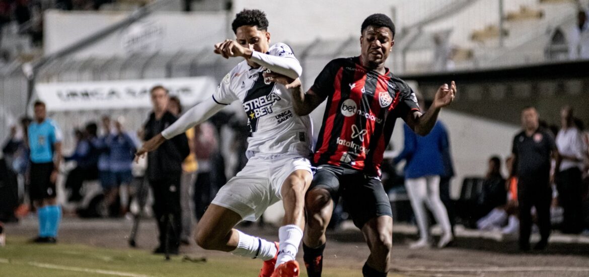 139275em-noite-de-puskas-expulsao-e-gol-de-estreante-vitoria-arranca-empate-da-ponte-e-fica-em-2-na-serie-b-3