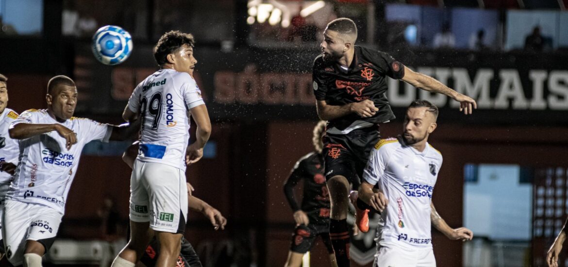 139410vitoria-marca-no-fim-bate-o-abc-e-retoma-lideranca-em-2-melhor-sequencia-na-serie-b-3