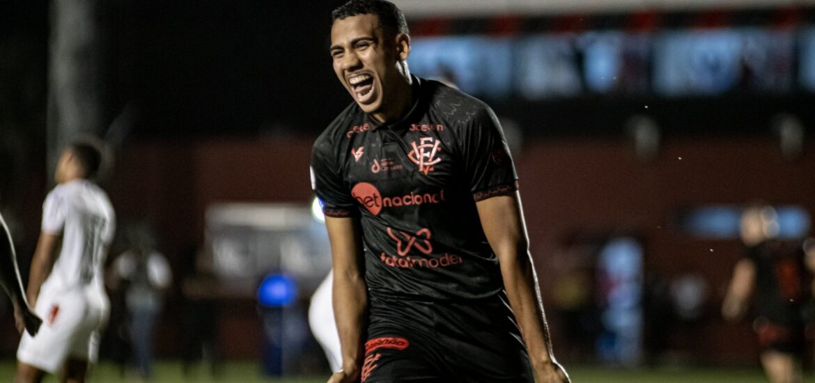 140023vitoria-supera-desfalques-derrota-o-botafogo-sp-e-seca-o-sport-para-retomar-lideranca-da-serie-b-3