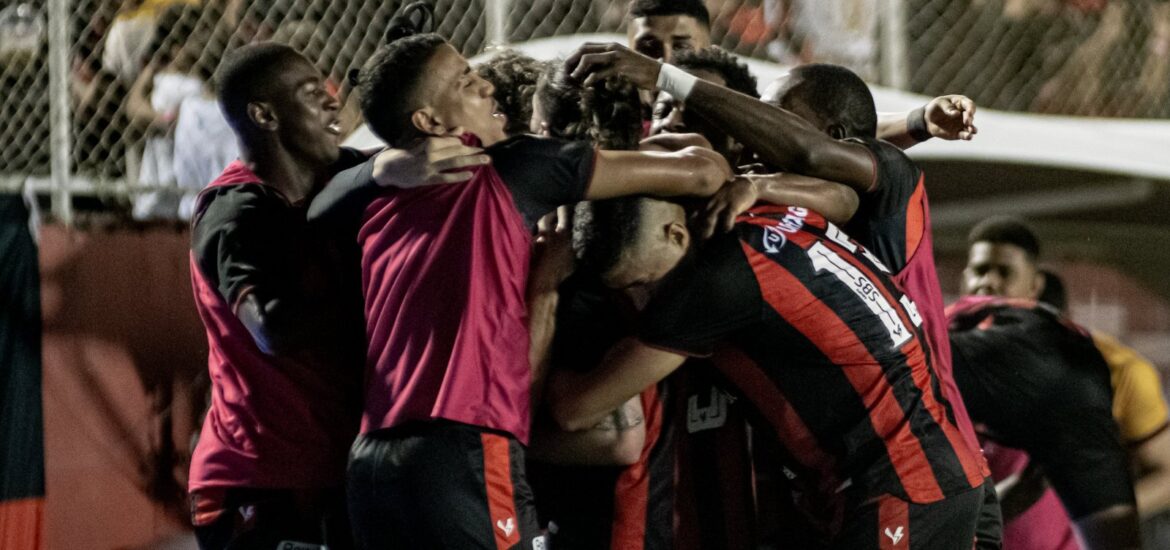 141051em-noite-de-lei-do-ex-vitoria-encerra-jejum-bate-o-avai-e-retoma-lideranca-da-serie-b-3