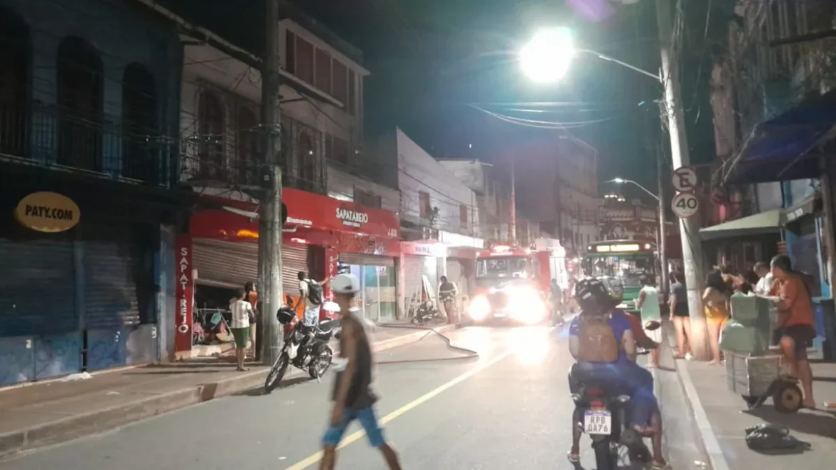 Video-incendio-atinge-duas-lojas-na-Baixa-dos-Sapa0124668700202310242050-ScaleDownProportional