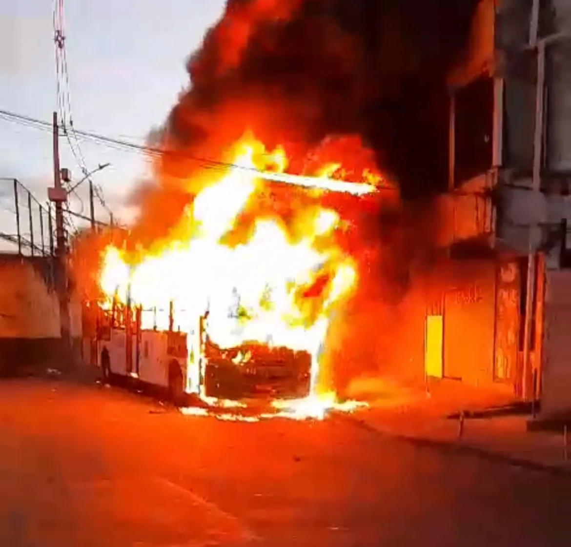 Video-onibus-e-incendiado-em-Cajazeiras-saiba-deta0124728700202310301941-ScaleDownProportional