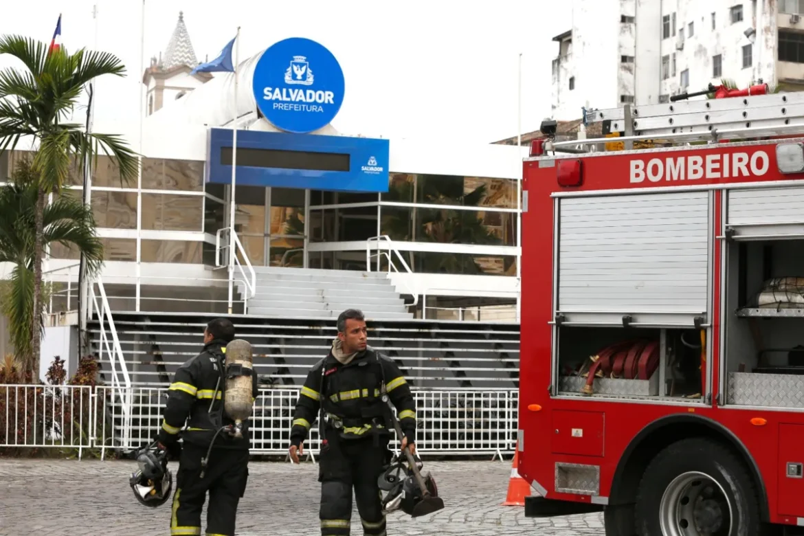 Sede-da-Prefeitura-de-Salvador-e-evacuada-apos-inc0124793100202311061335-ScaleDownProportional