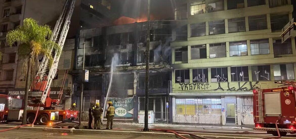 149285ao-menos-dez-pessoas-morrem-apos-incendio-em-pousada-de-porto-alegre-3