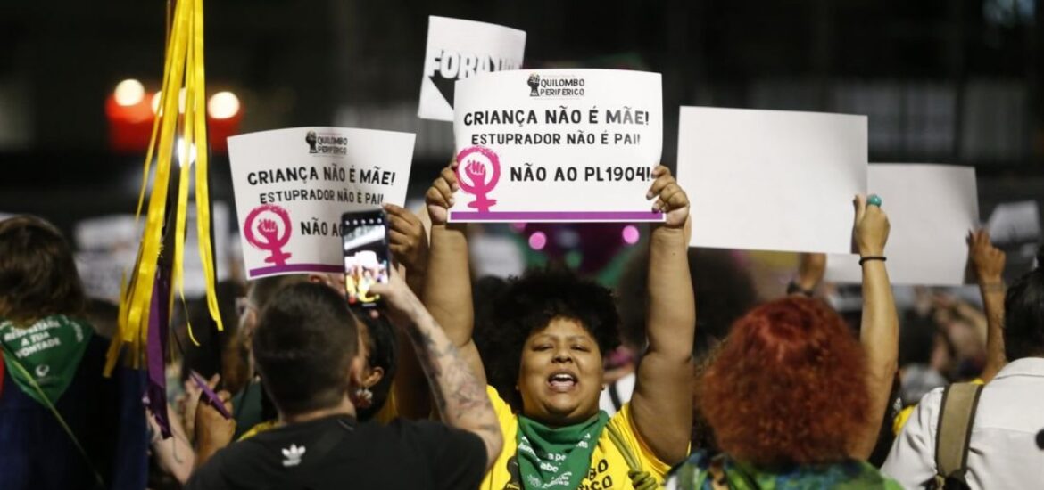 151552manifestacoes-em-cidades-brasileiras-exigem-fim-do-pl-que-equipara-aborto-a-homicidio-3
