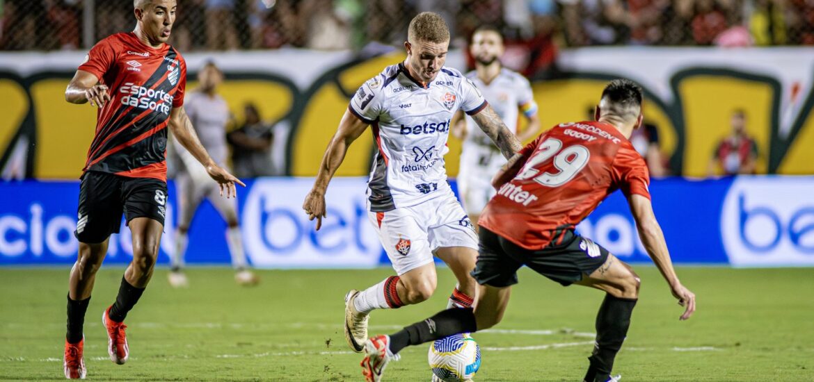 152222vitoria-perde-para-o-athletico-paranaense-e-deixa-de-abrir-vantagem-da-zona-de-rebaixamento-3