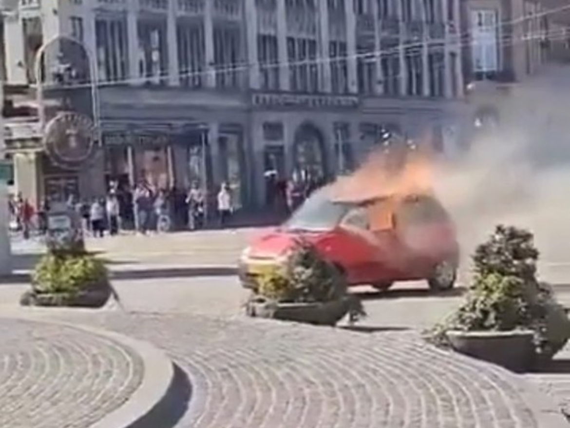 Carro-explode-no-meio-de-praca-em-Amsterda-e-motorista-sai-do-veiculo-em-chamas